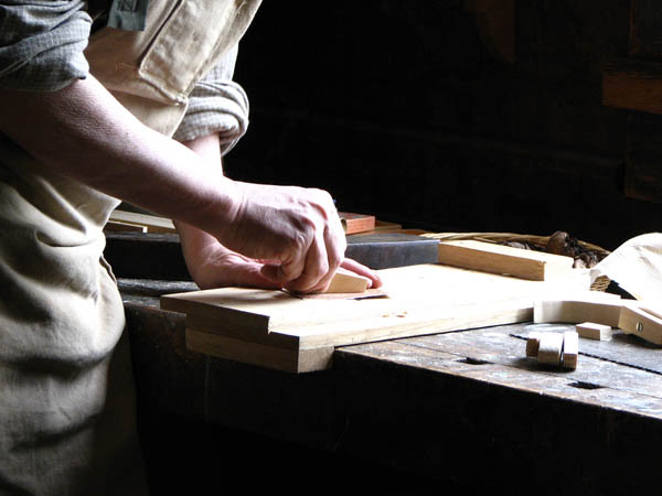 Nacemos de la influencia y formación  heredada en el sector de la <strong>carpintería de madera y ebanistería  en Aceuchal.</strong>